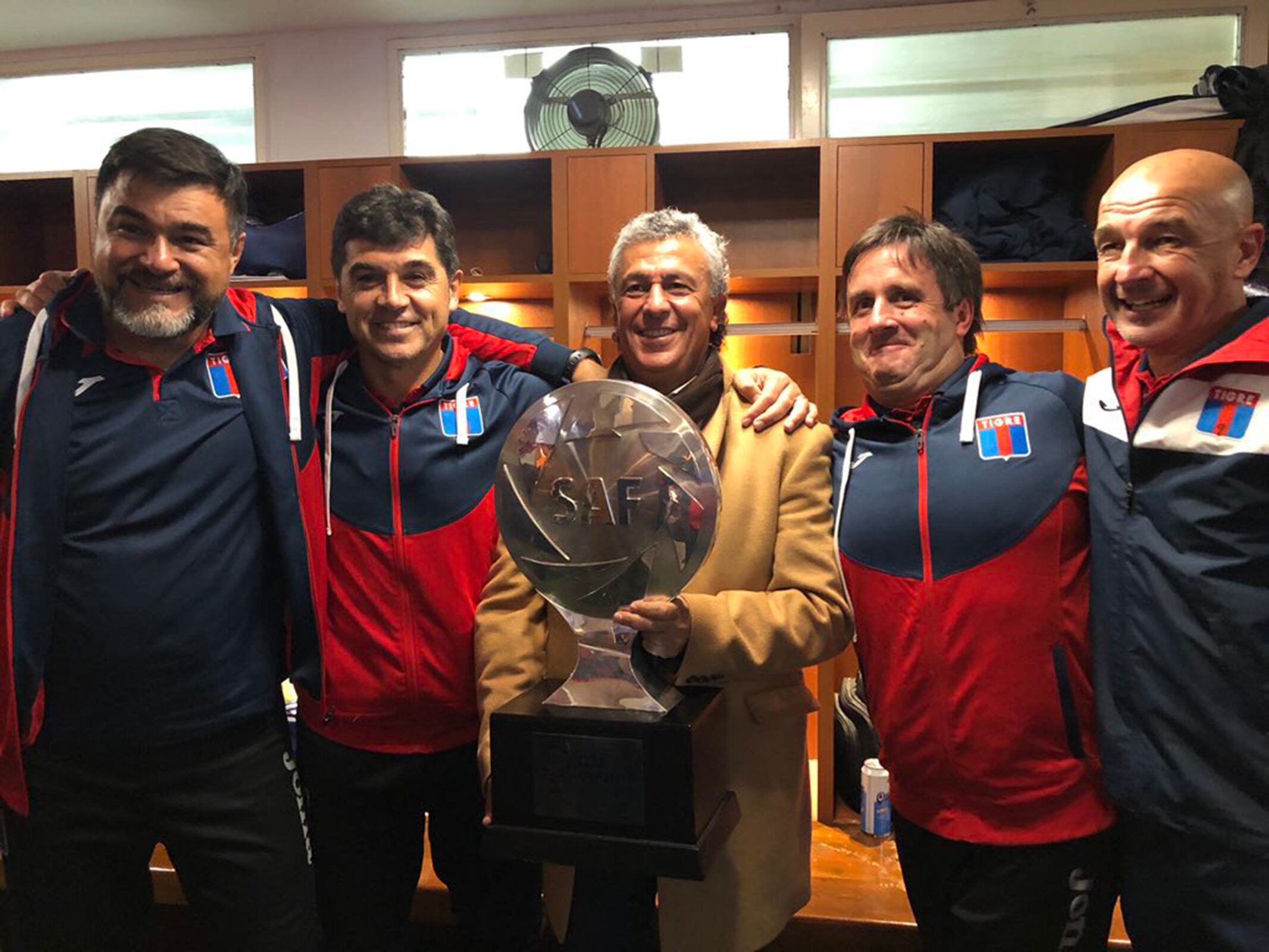 Gorosito y su cuerpo técnico posan con el trofeo más importante de la historia de Tigre.
