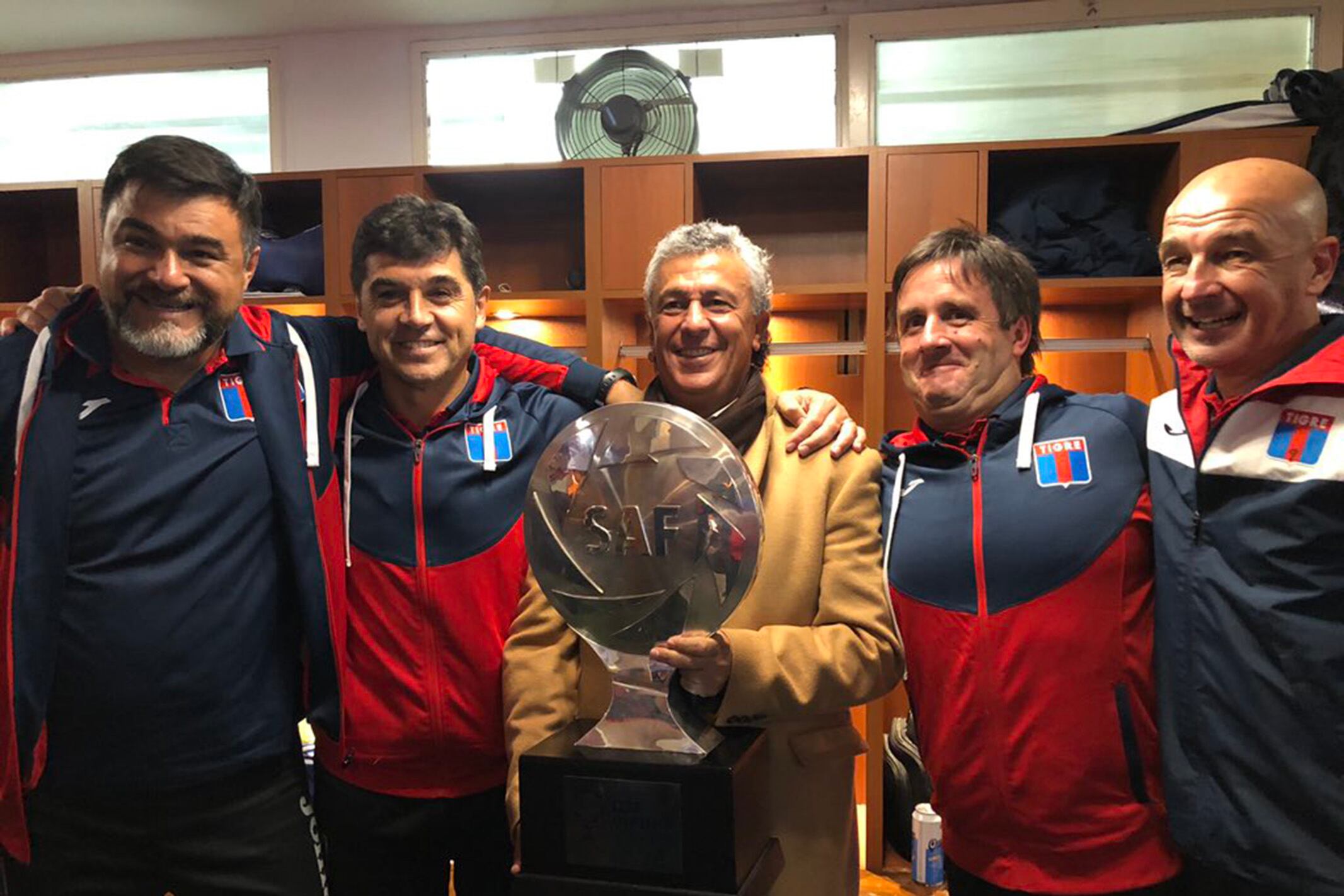 Gorosito y su cuerpo técnico posan con el trofeo más importante de la historia de Tigre.