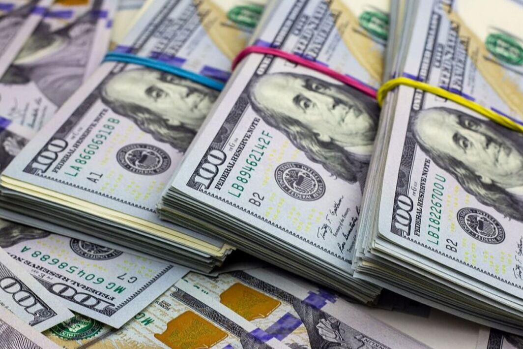 El precio del dólar blue retrocedió 5 pesos durante la rueda y se ubicó en 990 pesos.