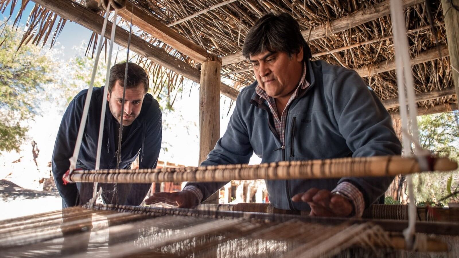 Estrada con un artesano textil de Seclantás.