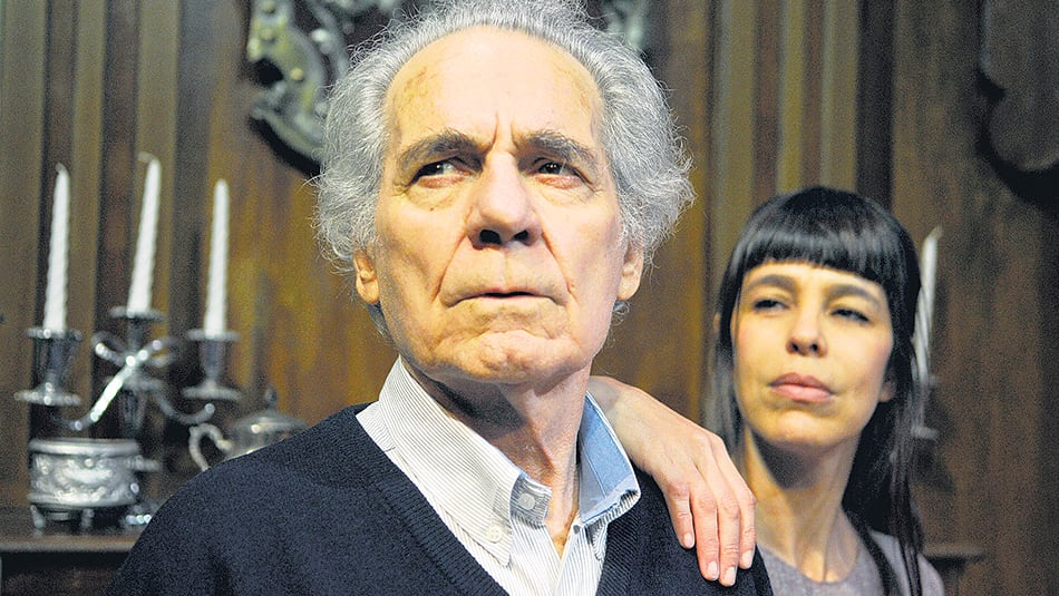 Arana asume el papel del Señor Paravicini. Bassi interpreta a la Señorita Casewell, una huésped enigmática.