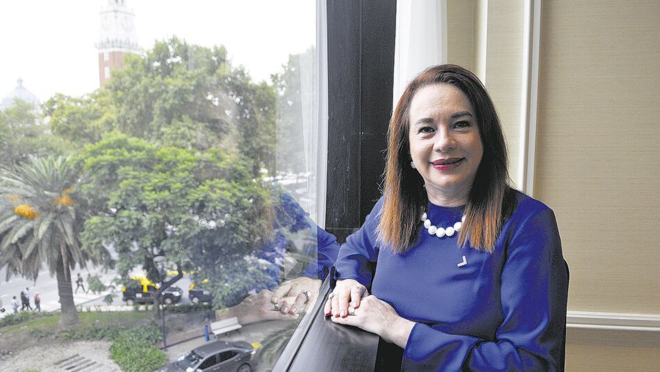 Poeta, lingüista y política, Espinosa ha sido canciller y ministra de Defensa en Ecuador.