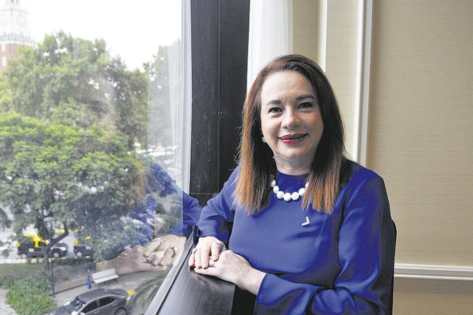 Poeta, lingüista y política, Espinosa ha sido canciller y ministra de Defensa en Ecuador.