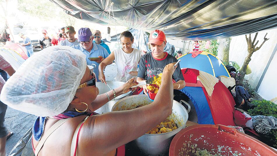 Olla popular de simpatizantes de Lula frente a la cárcel donde está detenido, en Curitiba.