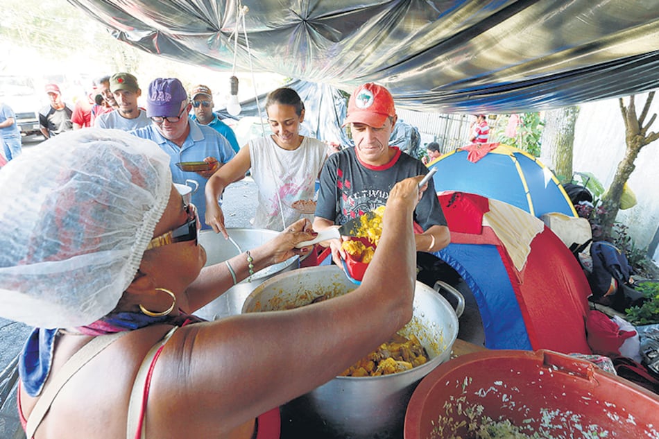 Olla popular de simpatizantes de Lula frente a la cárcel donde está detenido, en Curitiba.