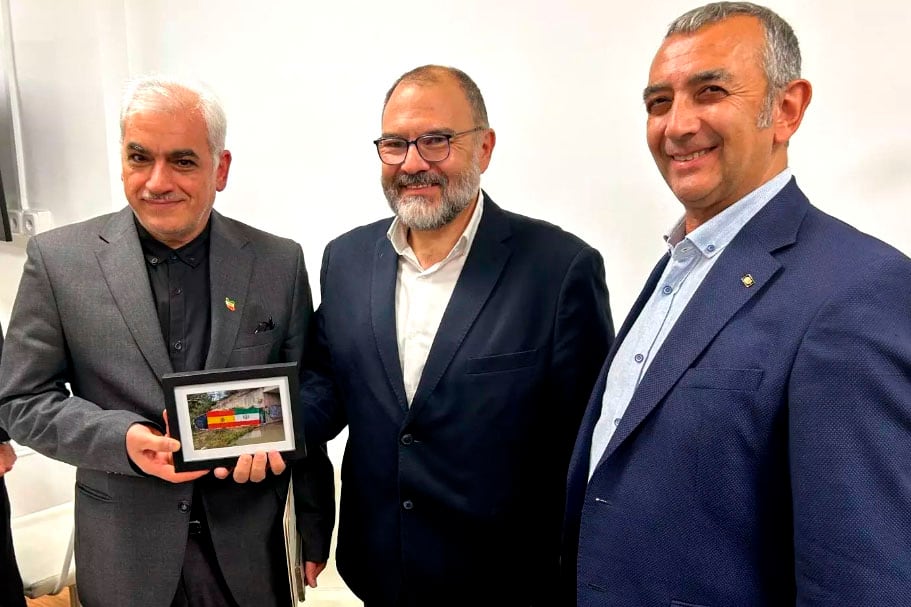 El embajador de Irán Reza Zabib posa con líderes de la Falange.