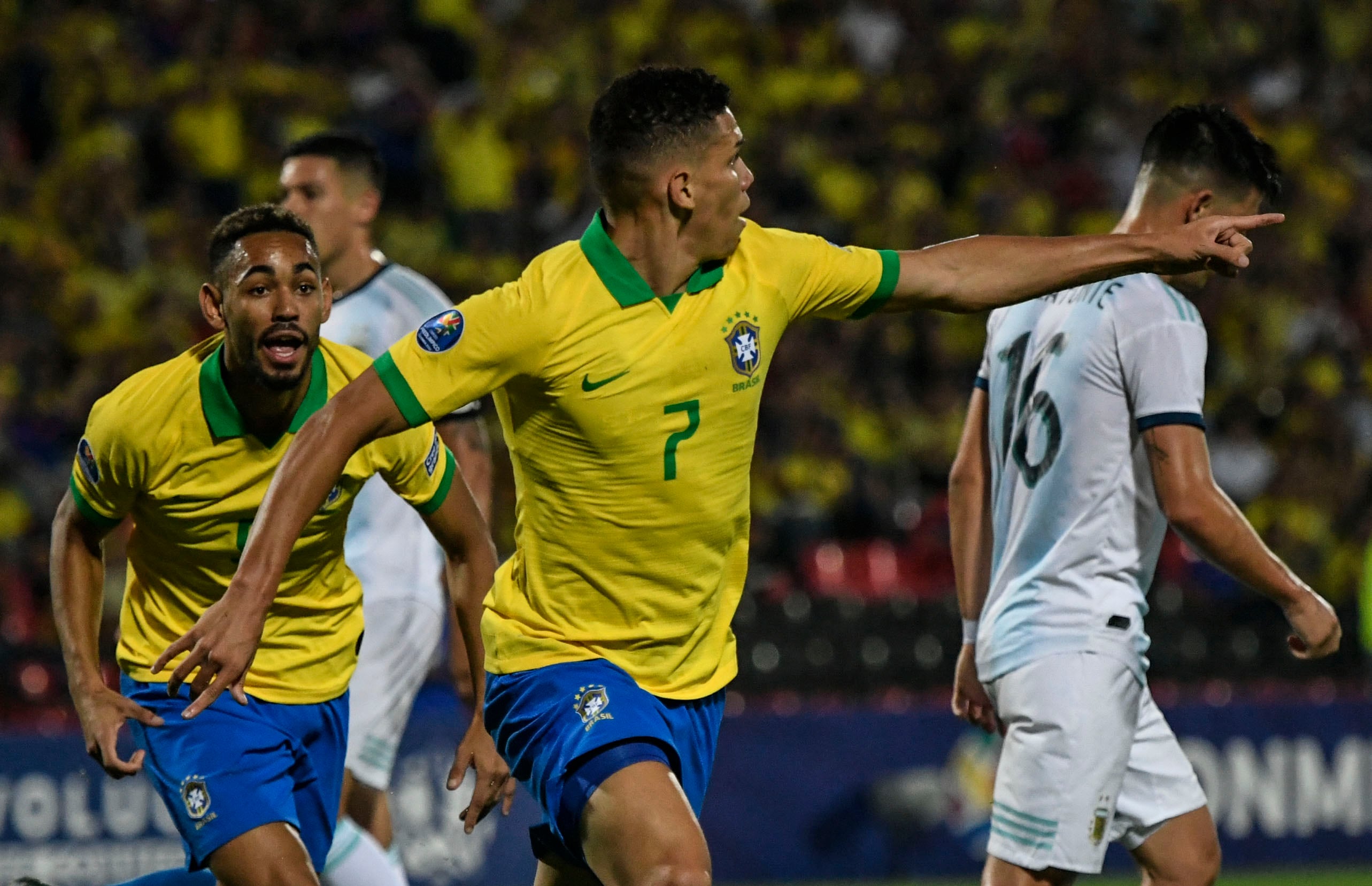 Paulinho, de 19 años, festeja el 1-0 que abrió el camino a la goleada de Brasil en Bucaramanga.