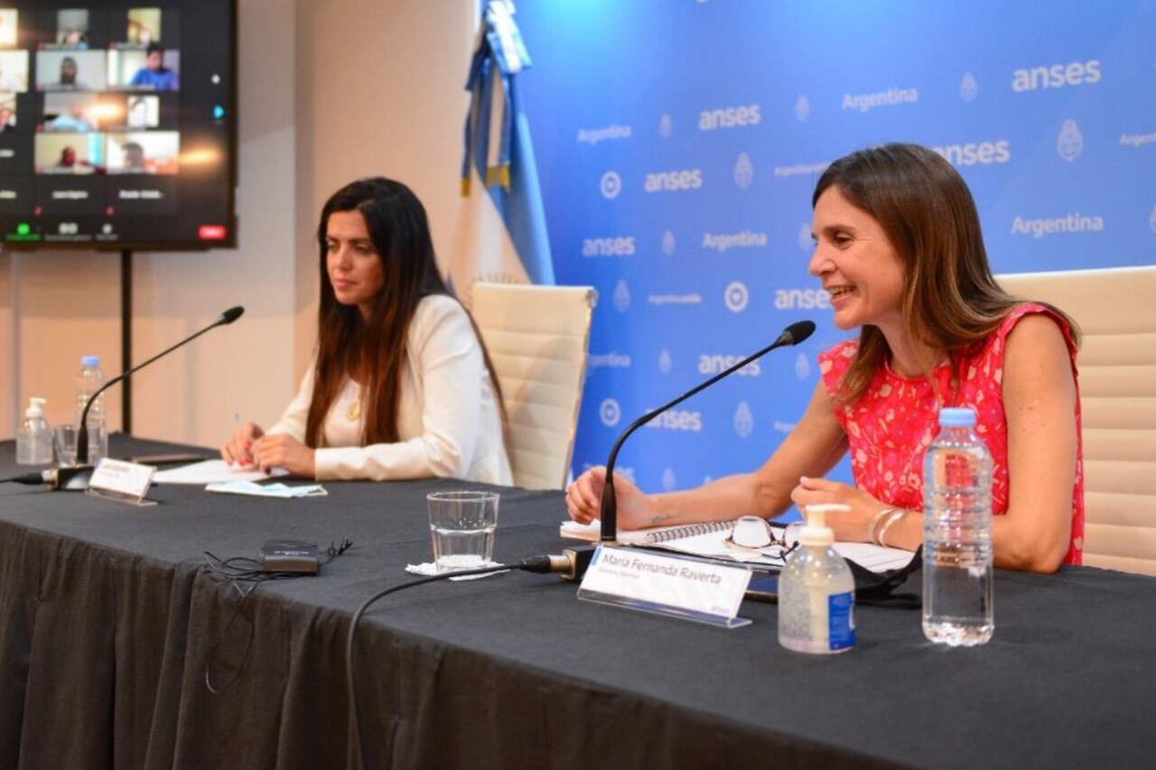 La directora ejecutiva de la ANSES, Fernanda Raverta, participó junto a la titular de PAMI, Luana Volnovich, de una videoconferencia con alrededor de 300 jefes y jefas de delegaciones de ANSES y PAMI de todo el país.