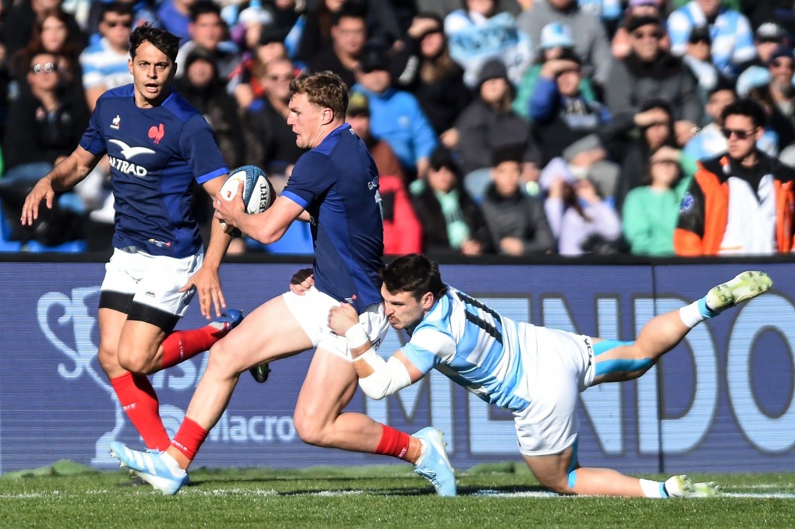 El tackle de Mateo Carreras no puede impedir un ataque francés