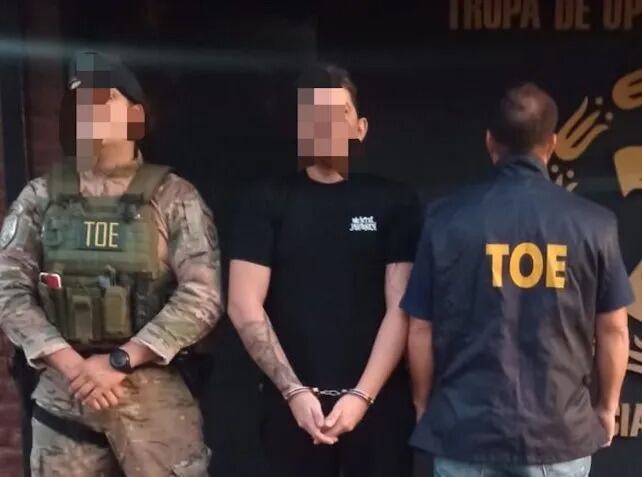 El policía Garraza cuando se entregó a la Tropas de Operaciones Especiales.