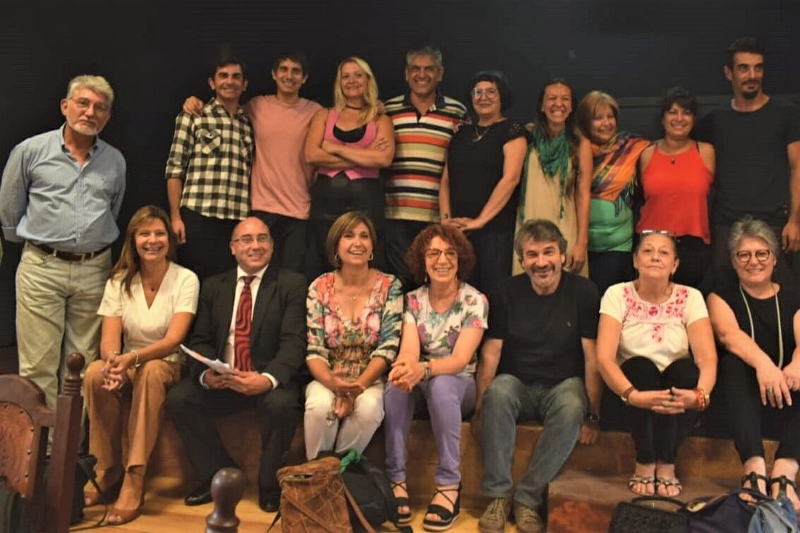 Arriba: el elenco de la Comedia. Abajo: el jurado de selección y autoridades de cultura.