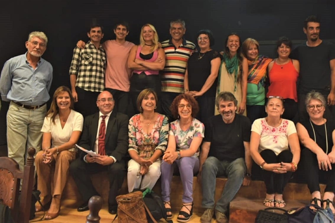 Arriba: el elenco de la Comedia. Abajo: el jurado de selección y autoridades de cultura.
