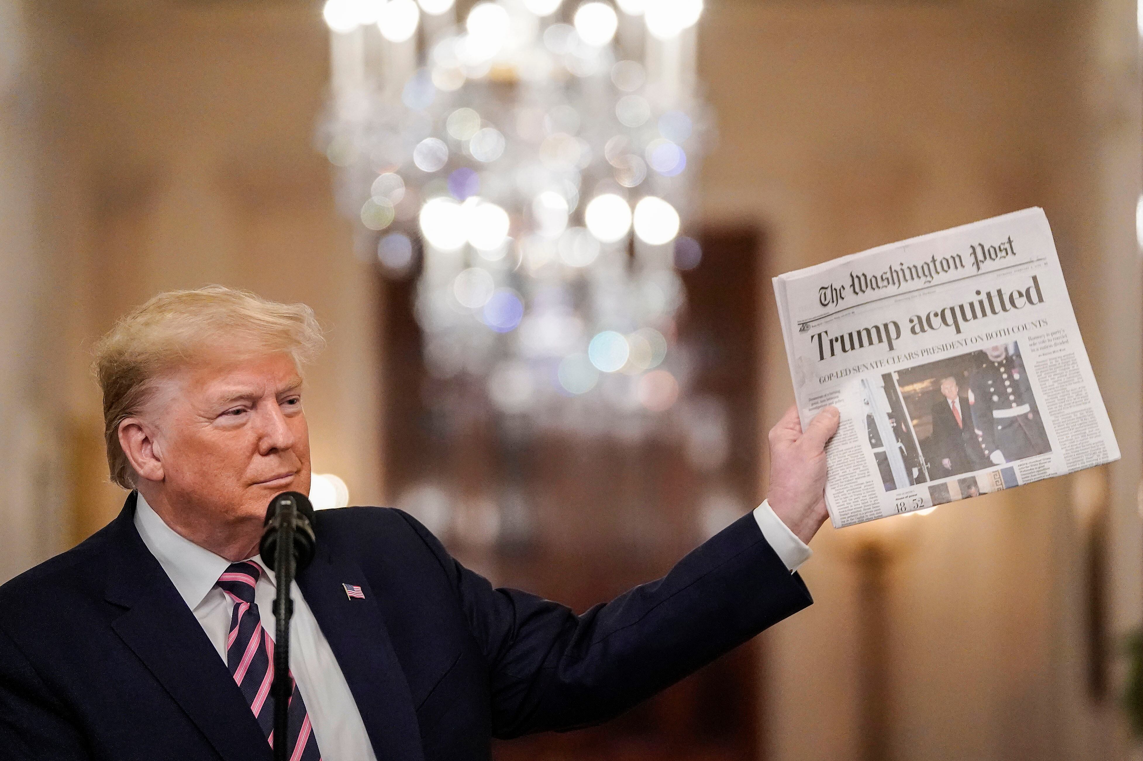 Trump muestra la tapa del Washington Post anunciando su absolución.