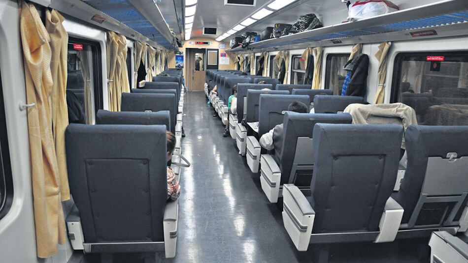 Lento pero cómodo: el espacioso interior de los vagones en el servicio pullman.El largo tiempo recorrido permite buenas partidas de cartas, lectura y descanso.