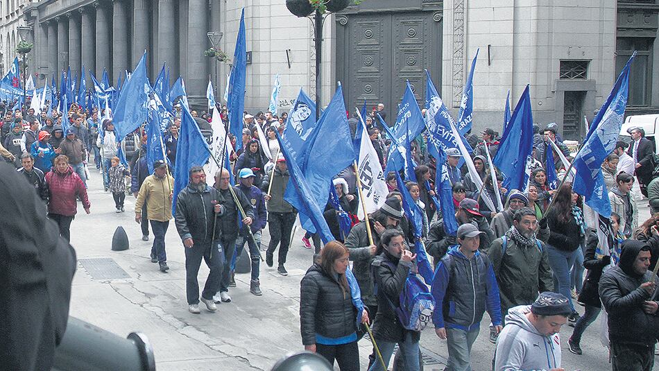 “Pedimos que no empujen a los más humildes hacia la catástrofe social”, señalaron los movimientos.