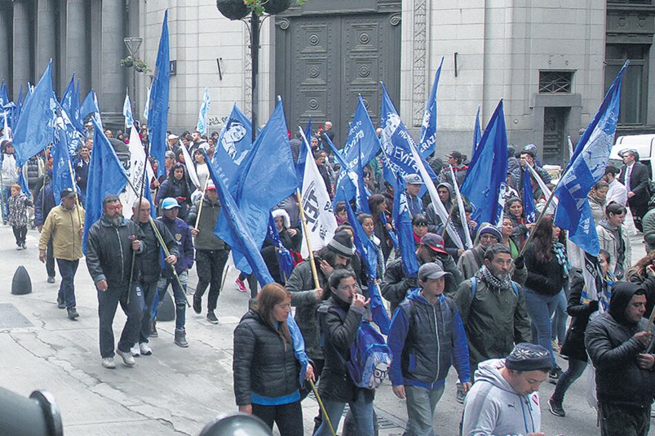 “Pedimos que no empujen a los más humildes hacia la catástrofe social”, señalaron los movimientos.