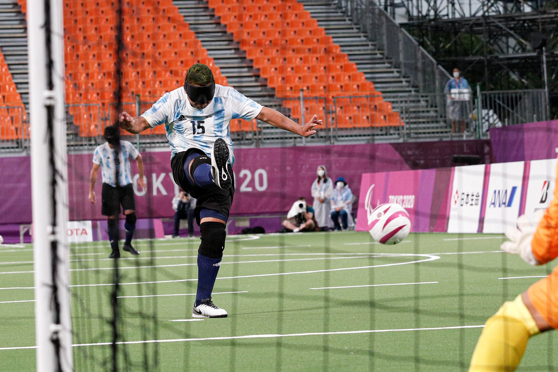 Espinillo marcó el 1-0 parcial de penal en la semi ante China
