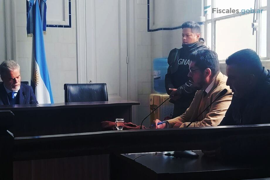 El gendarme (derecha) en audiencia.