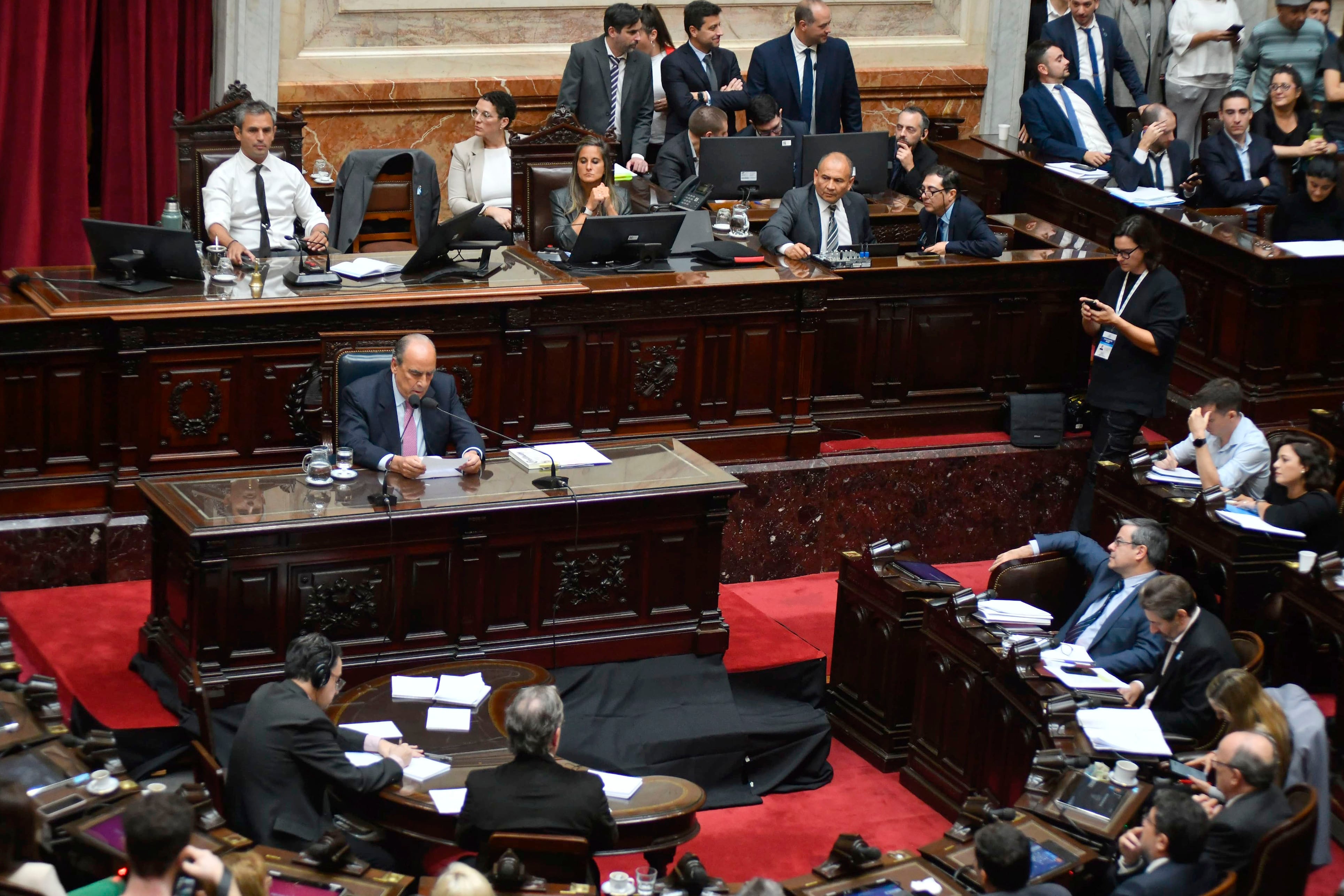 Francos, durante la interpelación. 