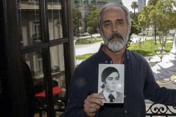 Claudio Morresi con la foto de su hermano Norberto, uno de los hinchas al que se le restituirá su carnet