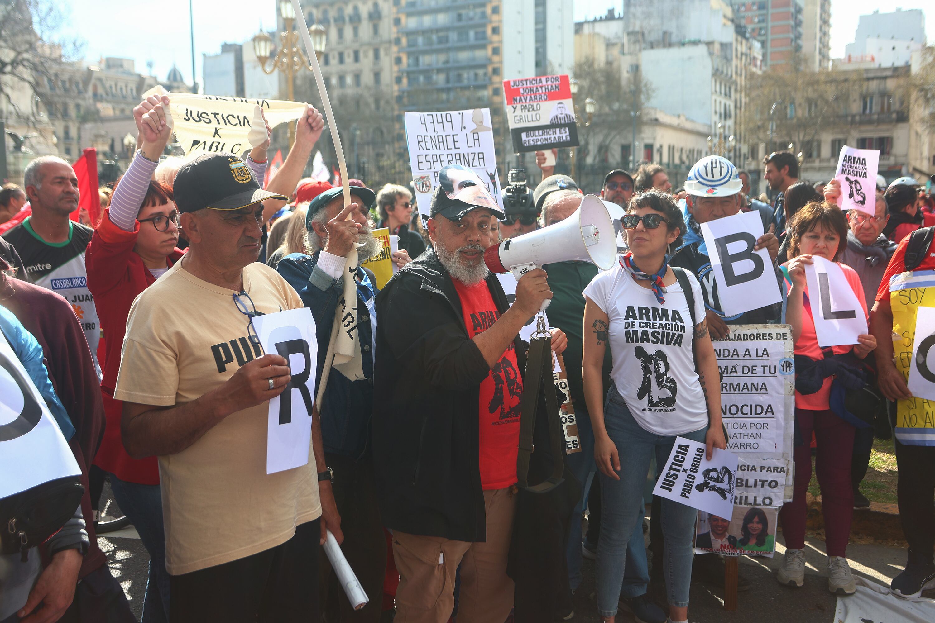 Fabián Grillo, el padre de Pablo, ayer frente al Congreso.