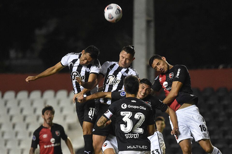 Newell's defendió mal toda la noche en Asunción y perdió en las dos áreas .