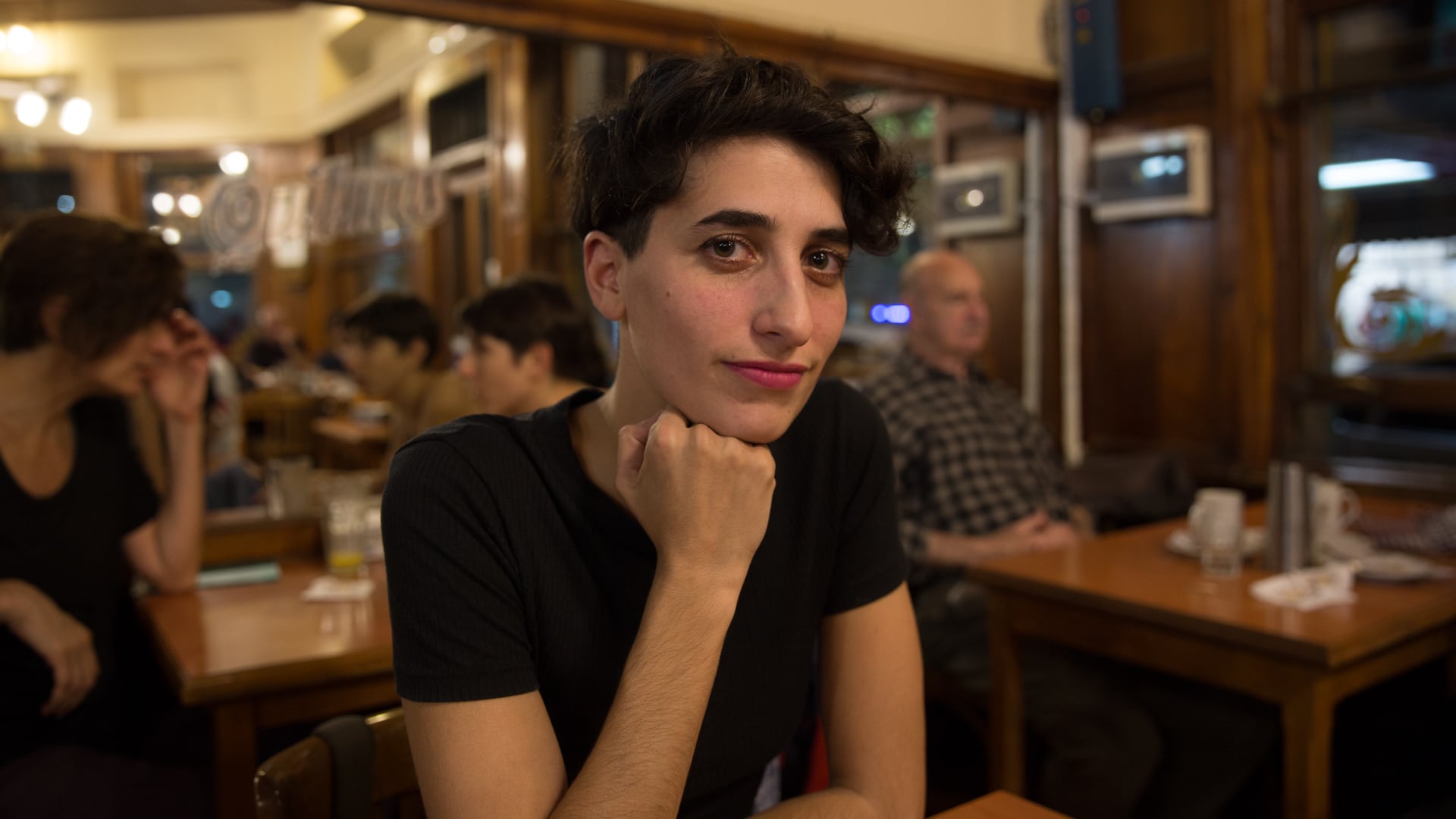 La novela es una triple iniciación: la de la protagonista, la de la autora y la del público ante una nueva narradora.