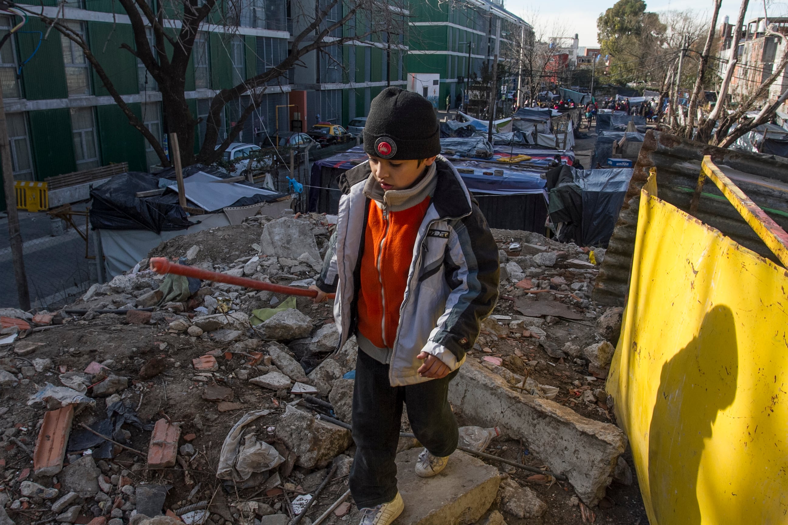 El desalojo se debía cumplir hoy, y las carpas están rodeadas de policías.