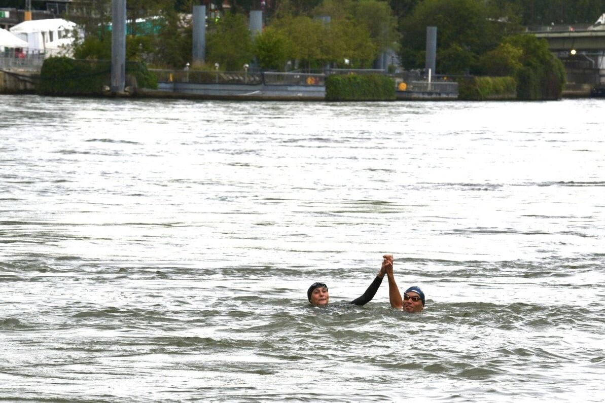 La ministra de Deportes de Francia se bañó en en el río Sena para demostrar que el agua está apta.