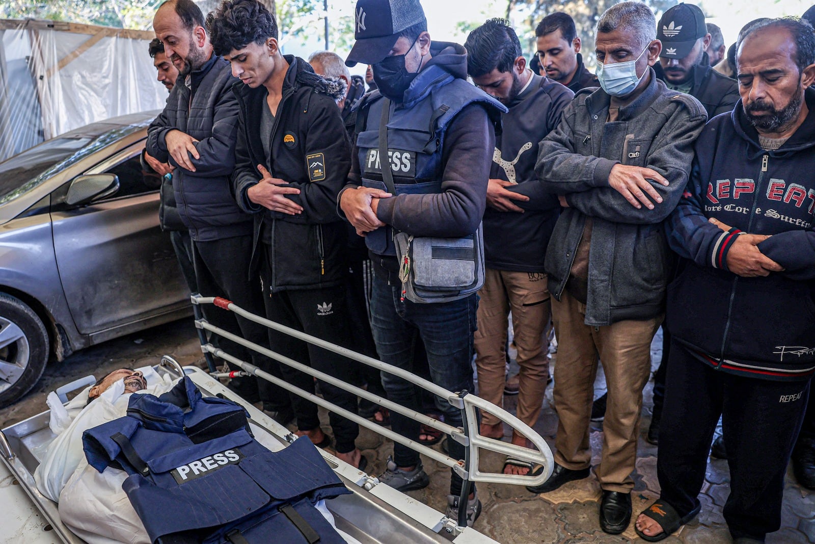 Familiares y colegas velan al perdiodista  Akram al-Shafei, muerto en Ciudad de Gaza el 5 de enero.