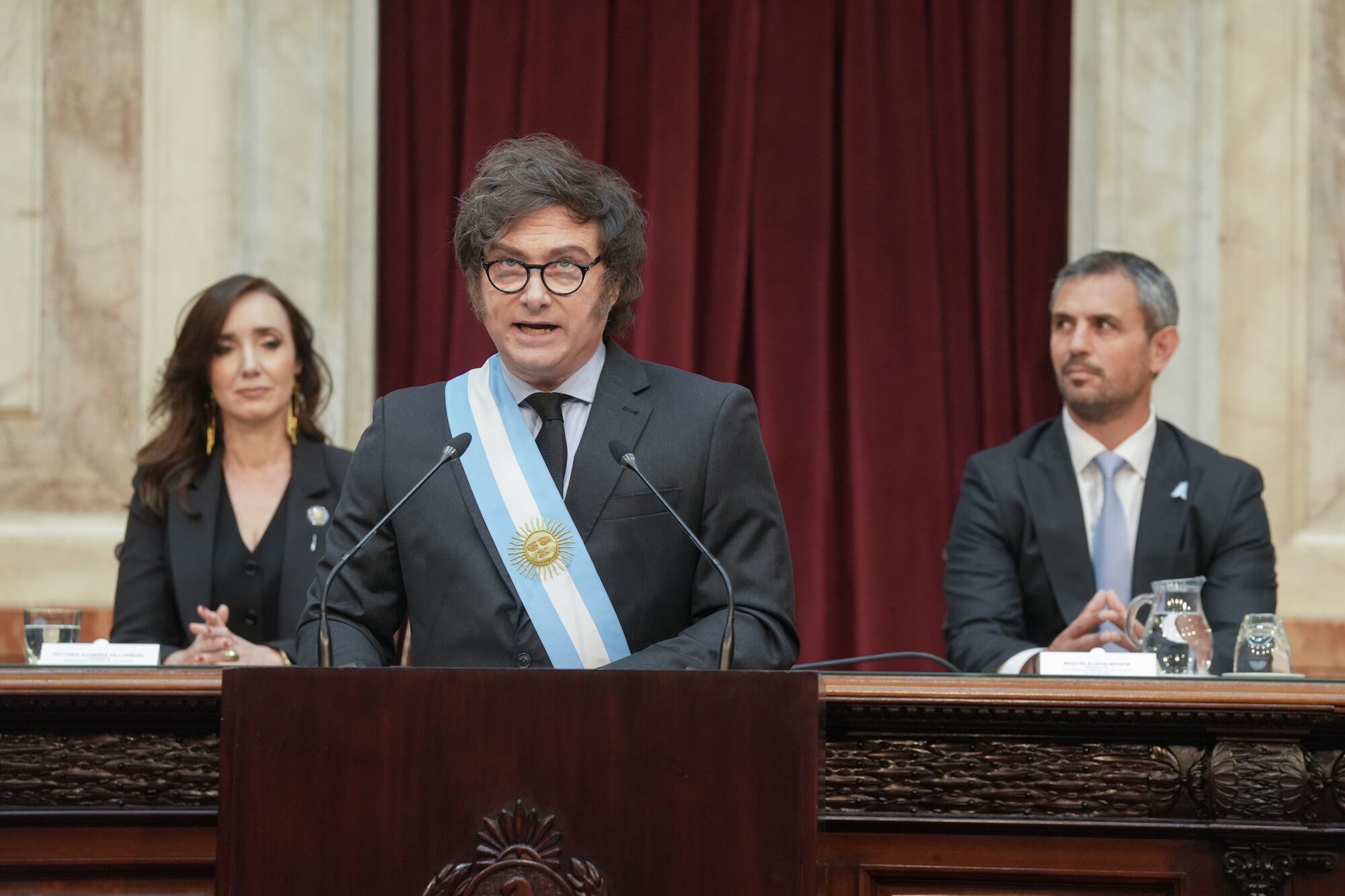Javier Milei en el Congreso de la Nación, escoltado por Victoria Villarruel y Martín Menem.