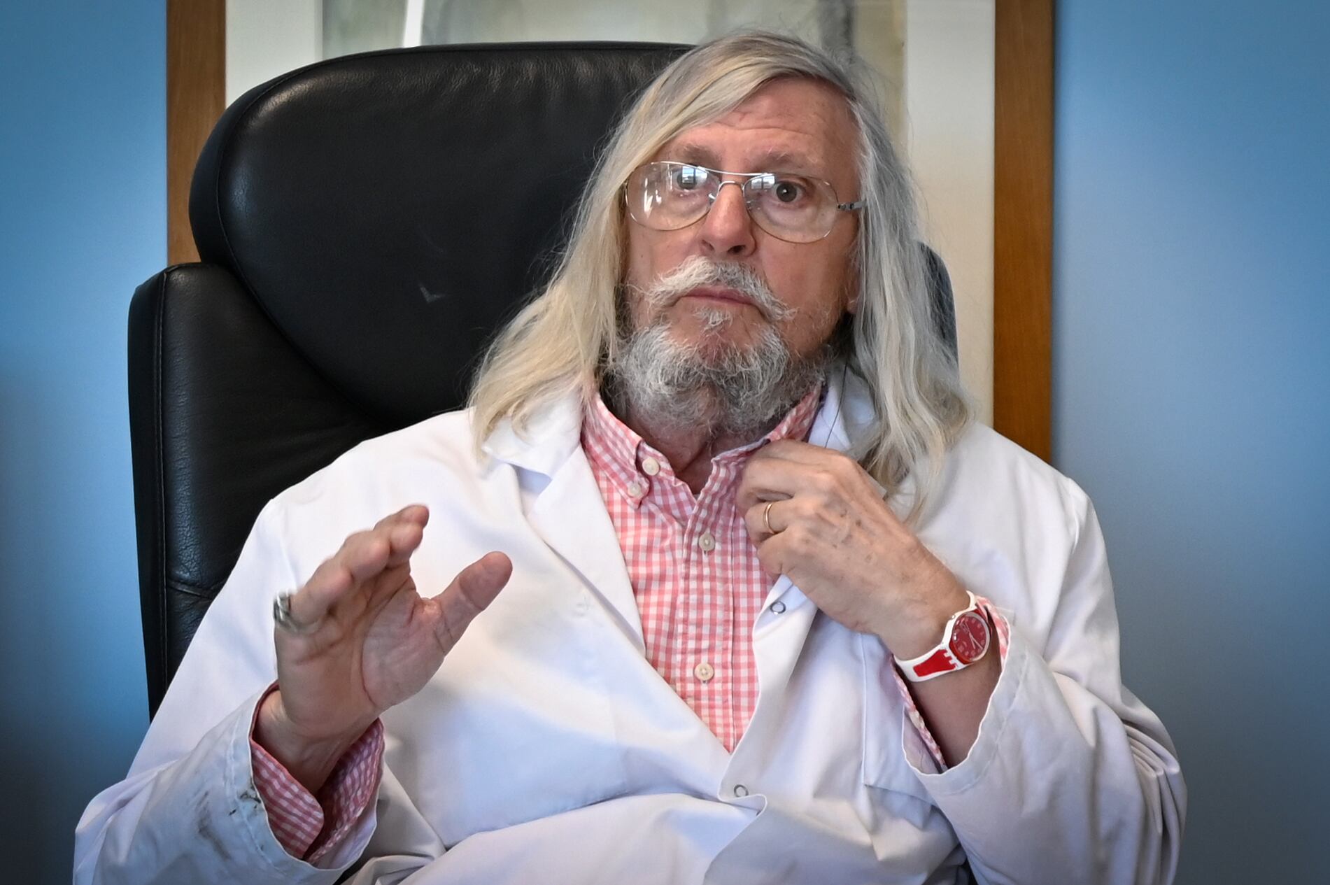 El método del médico Raoult genera expectativa en la opinión pública. 