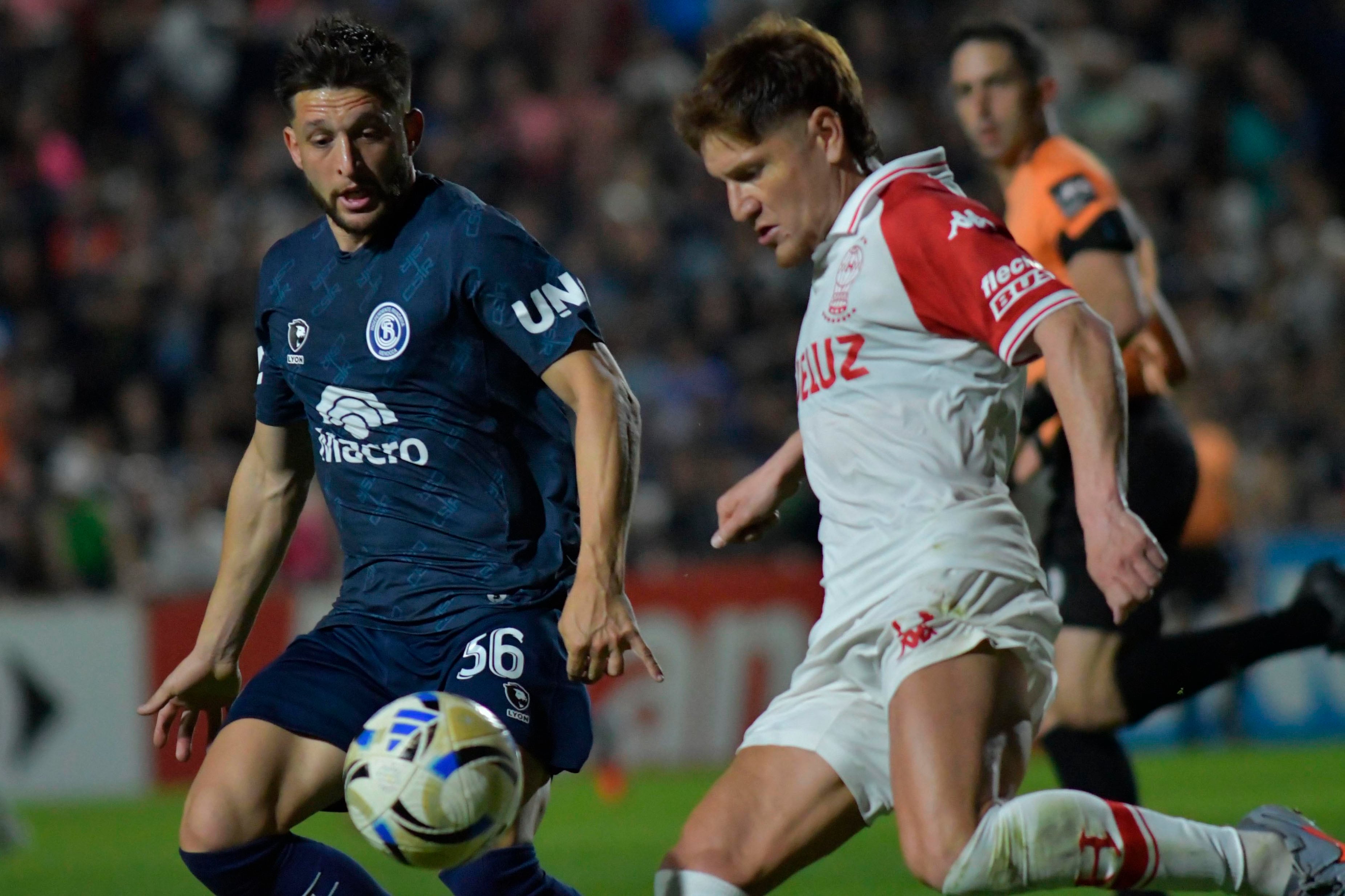 El Colo Gil intenta ante Bonifacio.