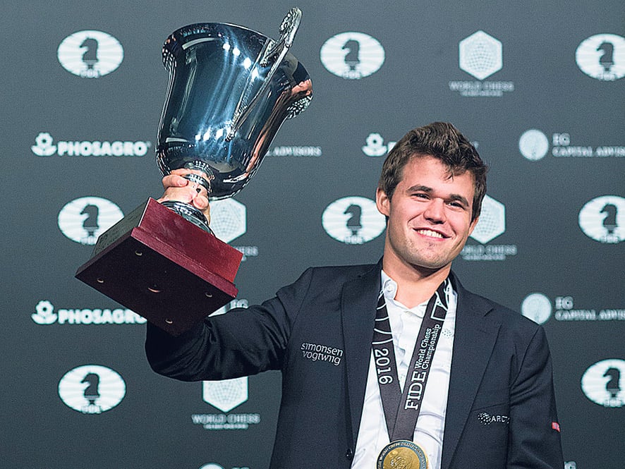 Magnus Carlsen, flamante campeón, se coronó por tercera vez consecutiva.