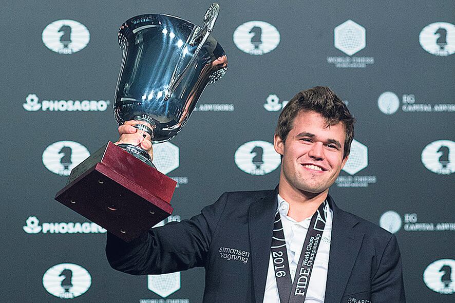 Magnus Carlsen, flamante campeón, se coronó por tercera vez consecutiva.