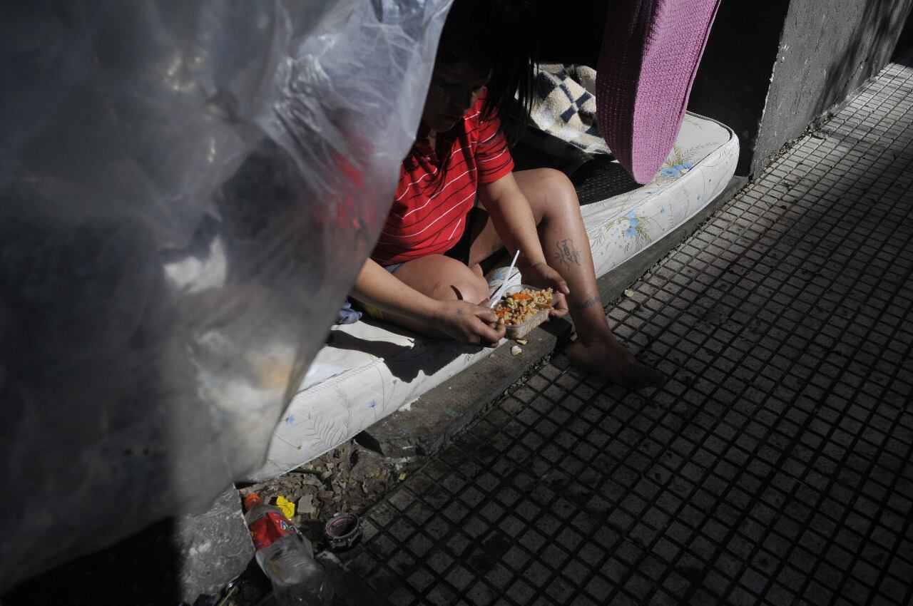 De las 7251 personas en situación de calle 5412 no tienen acceso a paradores, ni a establecimientos con convenio con el gobierno de la Ciudad, es decir que duermen en la vía pública.