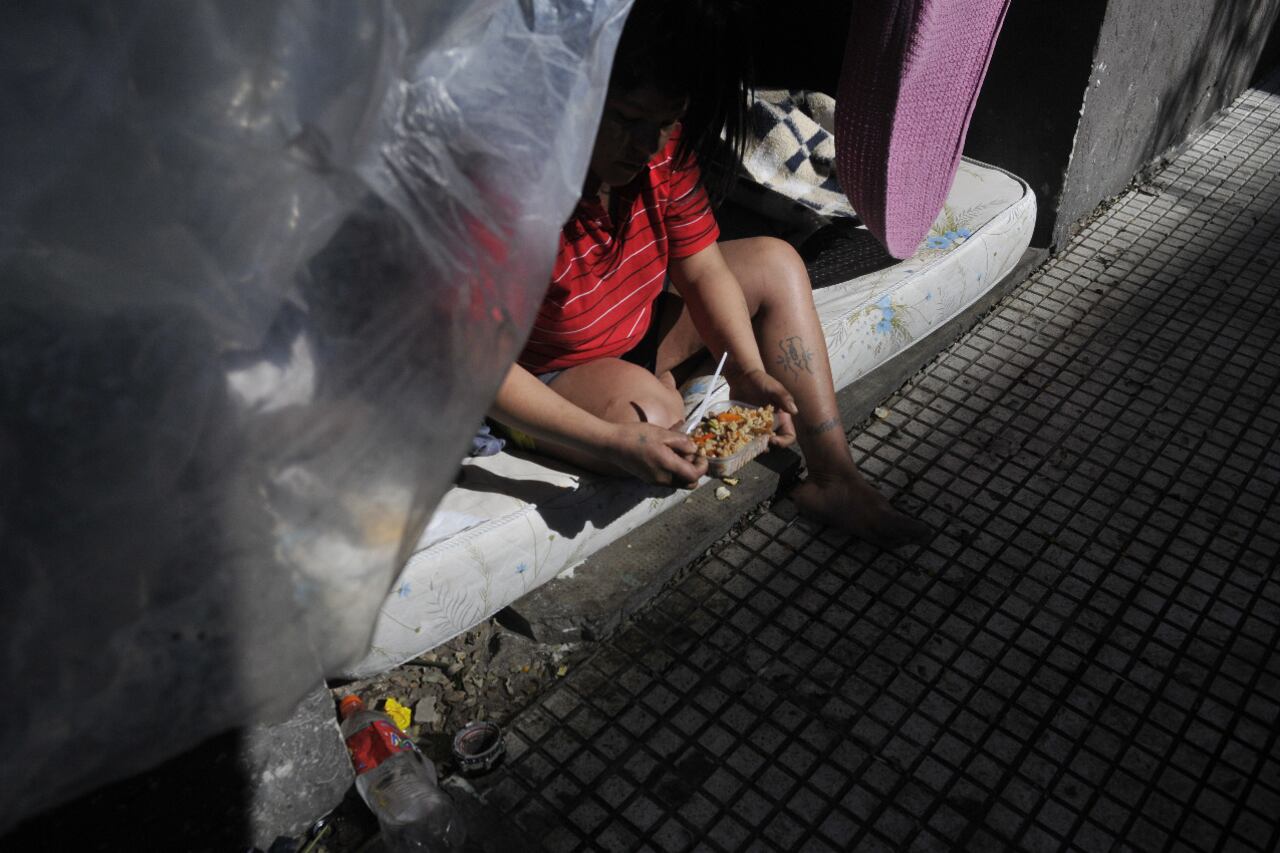 De las 7251 personas en situación de calle 5412 no tienen acceso a paradores, ni a establecimientos con convenio con el gobierno de la Ciudad, es decir que duermen en la vía pública.