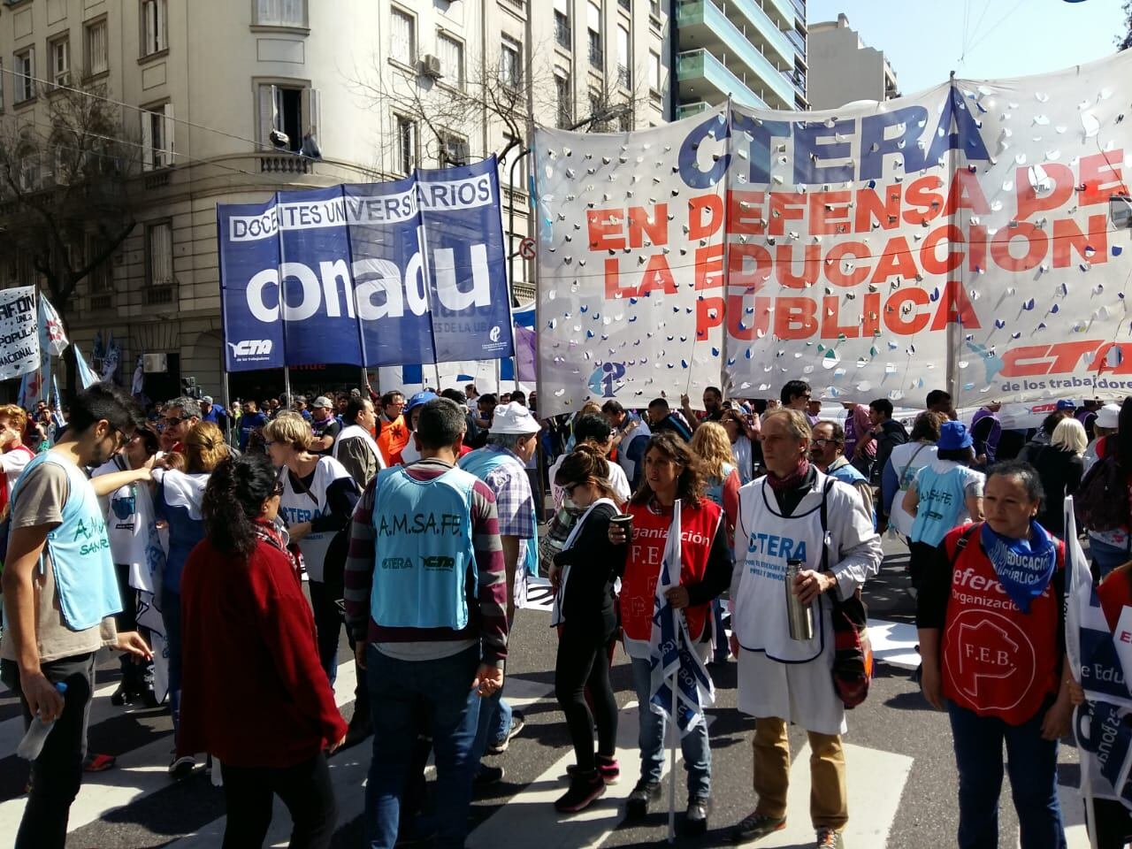 “Hay mucha bronca por la situación salarial y las condiciones de trabajo”, señalaron los dirigentes docentes.