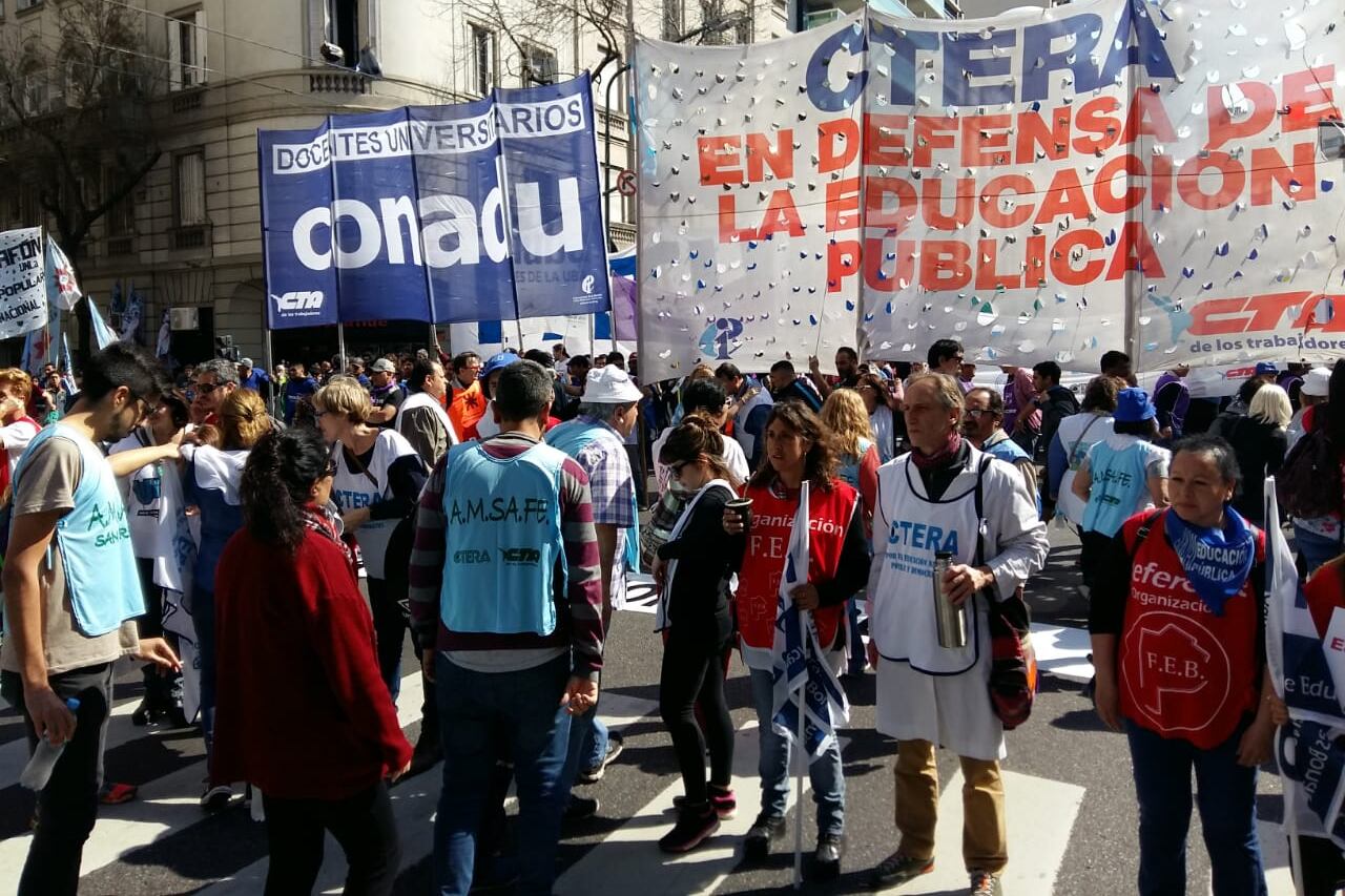 “Hay mucha bronca por la situación salarial y las condiciones de trabajo”, señalaron los dirigentes docentes.