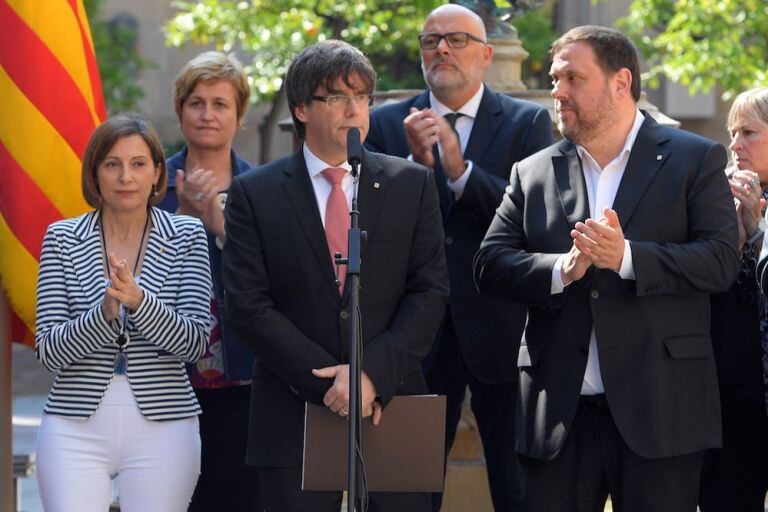 Puigdemont anuncia el referéndum junto a los miembros de su gobierno.