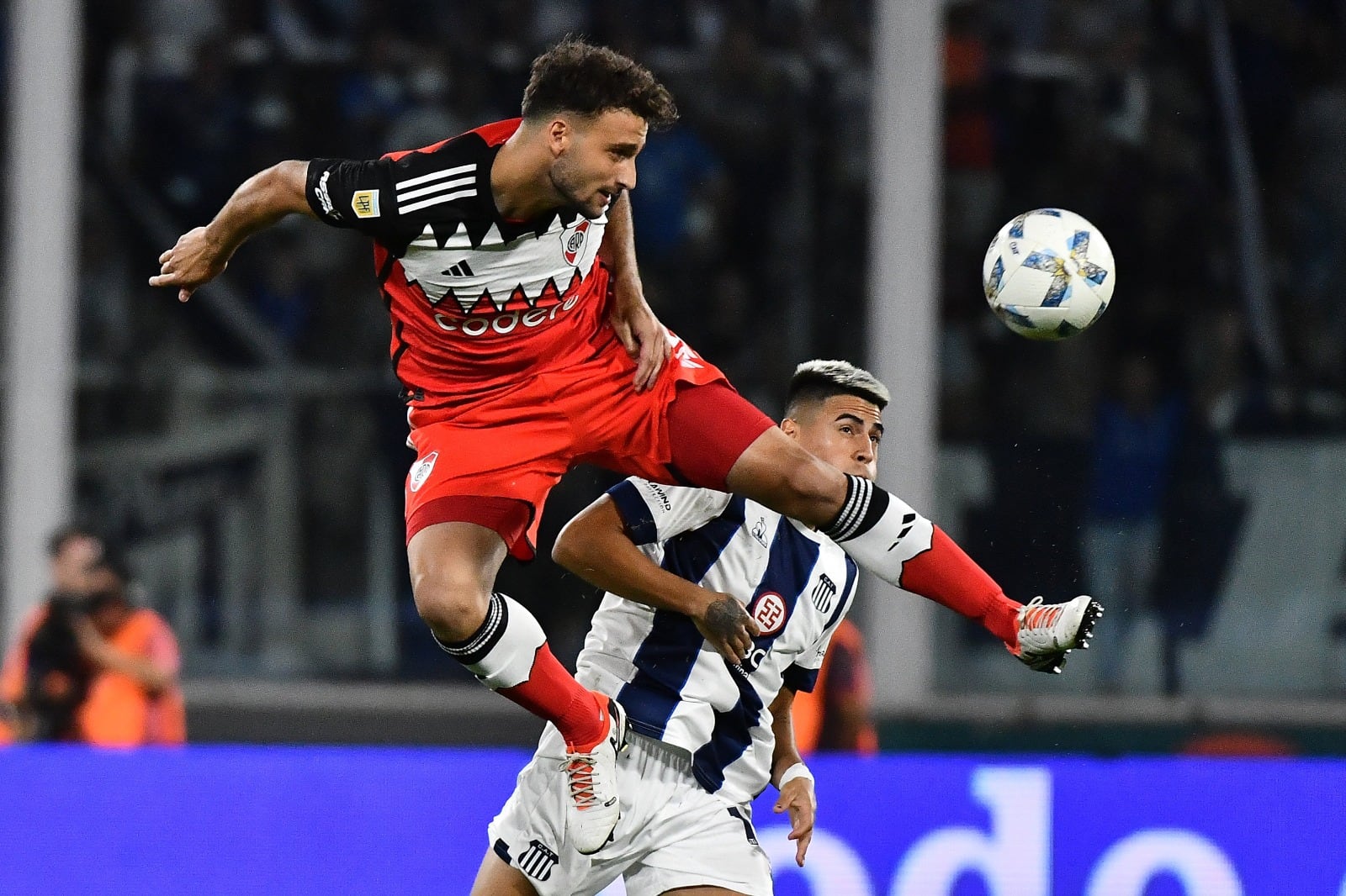 Boselli gana en lo alto, cuando River dominaba el partido