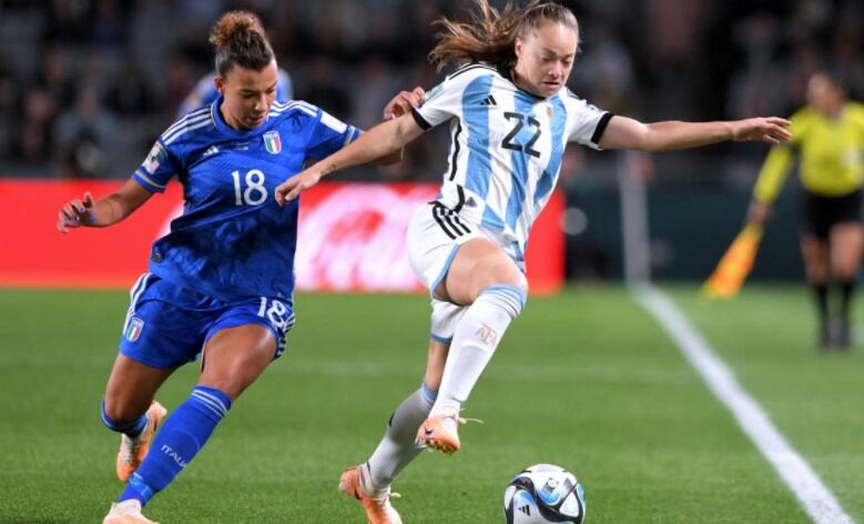 Estefanía Banini, de gran partido, intenta ante la volante Arianna Caruso