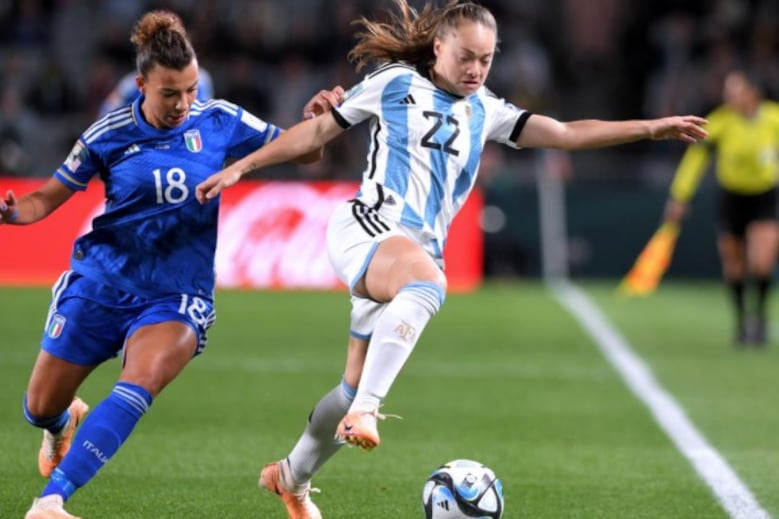 Estefanía Banini, de gran partido, intenta ante la volante Arianna Caruso