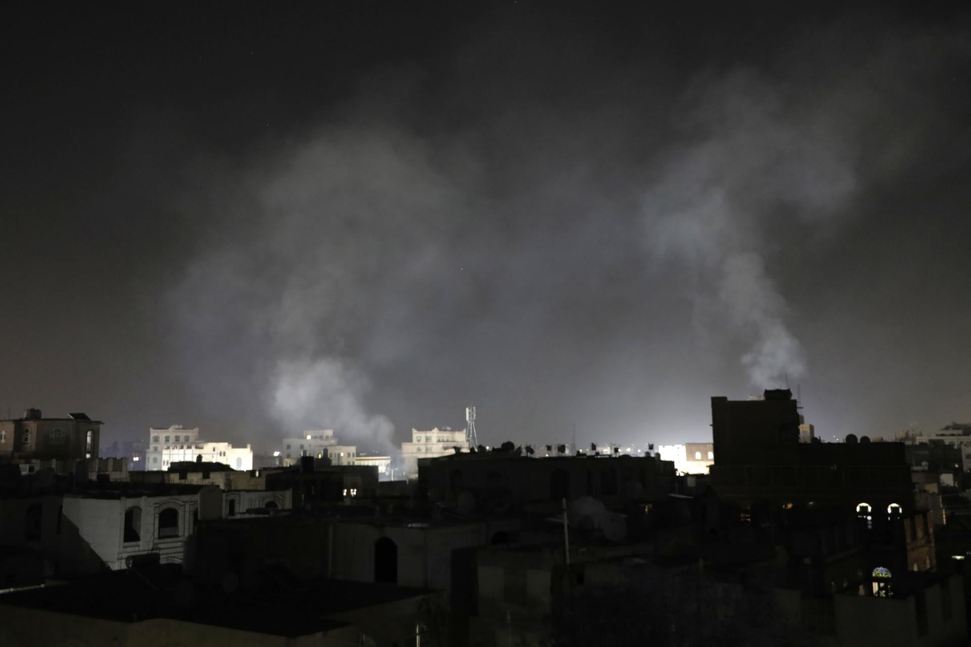 Humo y fuego en el horizonte de Saná después del bombardeo de Estados Unidos.