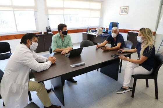 Reunión COE, SAMEC y Modernización, para organizar la información sobre disponibilidad de camas