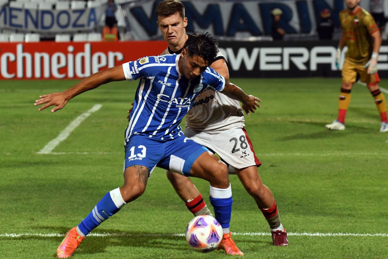 Duelo de uruguayos entre Roberto Fernández (Godoy Cruz) y Andew Teuten (Colón)