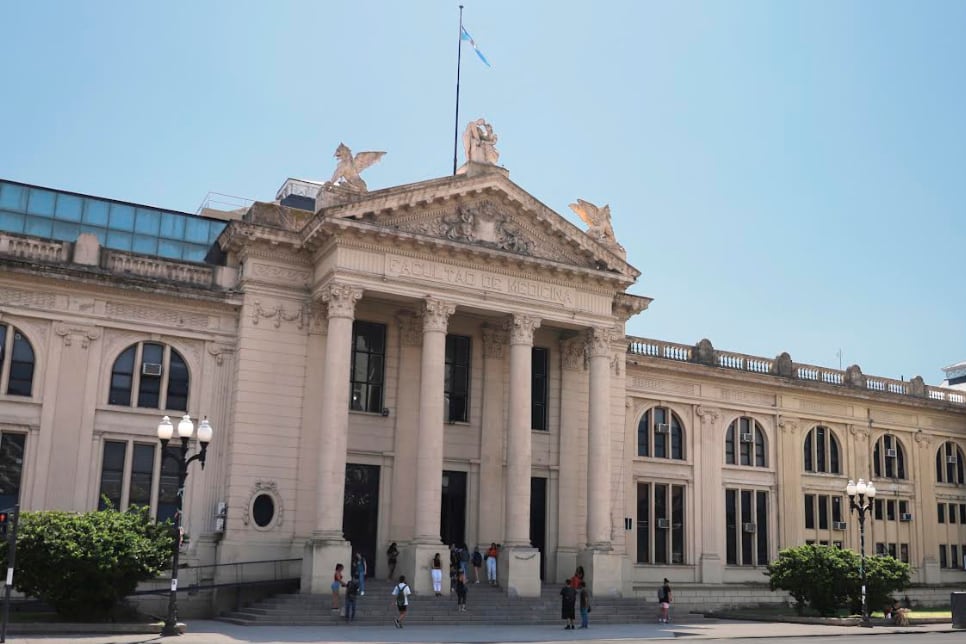 La Facultad de Medicina de la Universidad Nacional de Rosario.