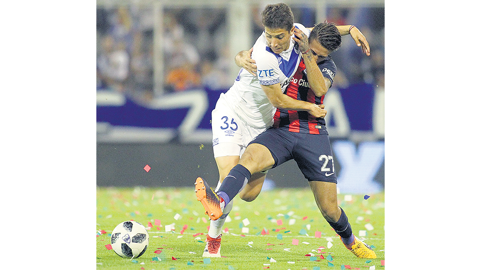 Salinas pelea con un defensor visitante. Vibrante empate en Liniers.
