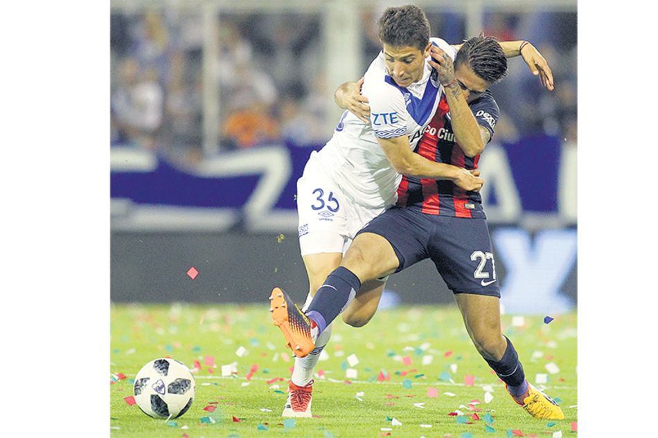 Salinas pelea con un defensor visitante. Vibrante empate en Liniers.