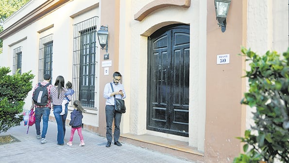 Osvaldo Cacciatore quiso hacer la subida de la autopista a La Plata sobre las canchas de tenis.